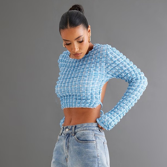 PrettyLittleThing Textured Bubble Tie Back Crop Top - Picture 3 of 5